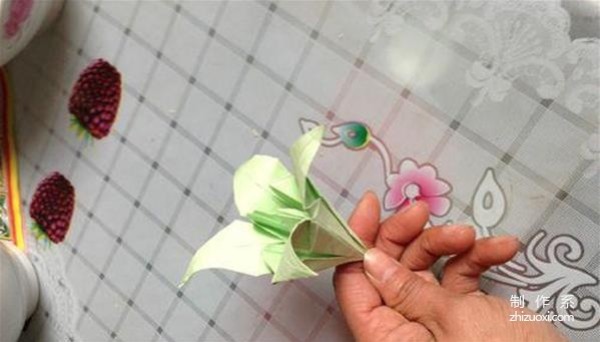 Illustration of simple origami method of single color lily flower origami