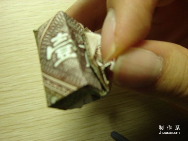 Illustrated tutorial for DIY handmade origami camera toys using RMB or US dollar banknotes