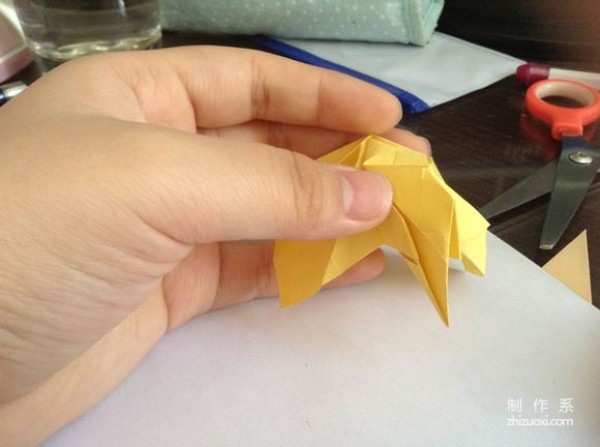 How to make origami roses with colored paper rolls