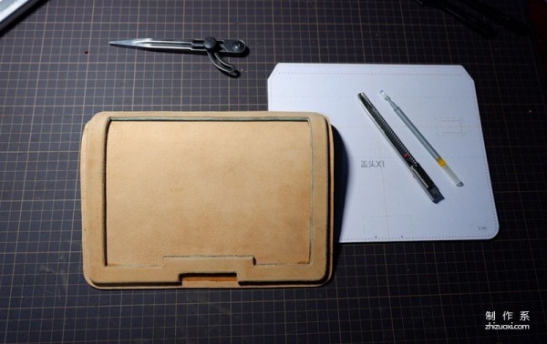 The process of making a small square bag with a raised lid