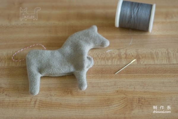 Handmade fabrics teaches you the detailed steps to make beautiful and simple pony pendants