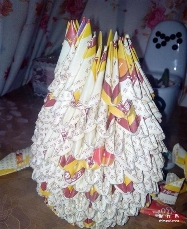 Detailed illustrated tutorial for hand-making triangular vase from discarded advertising paper