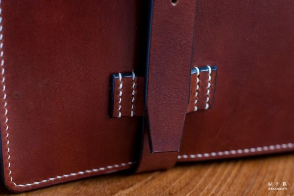 Classic leather briefcase with accordion side panels