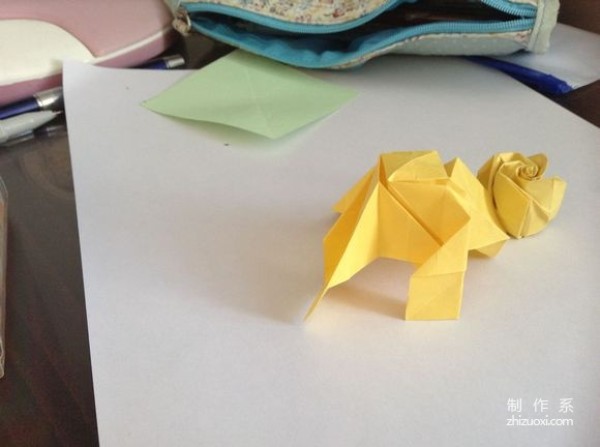 How to make origami roses with colored paper rolls