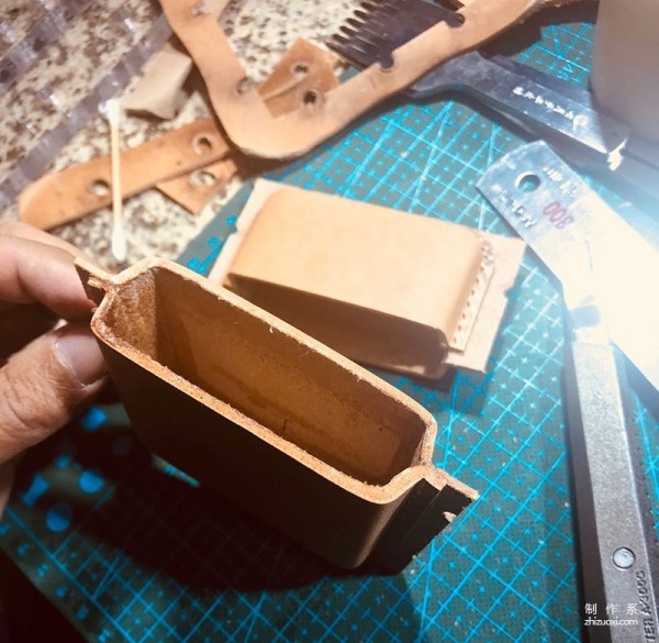 Using Acrylic Molds to Make Leather Cigarette Cases