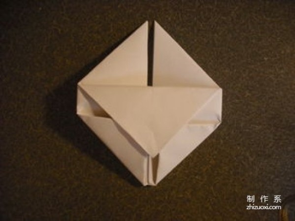 Use paper to fold a simple heart-shaped origami heart with step-by-step details