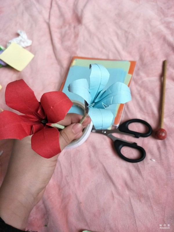 How to fold a lily, illustrated tutorial on origami lilies