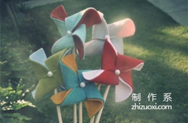 Tutorial on how to make a windmill by hand using non-woven fabrics. The result is quite beautiful.