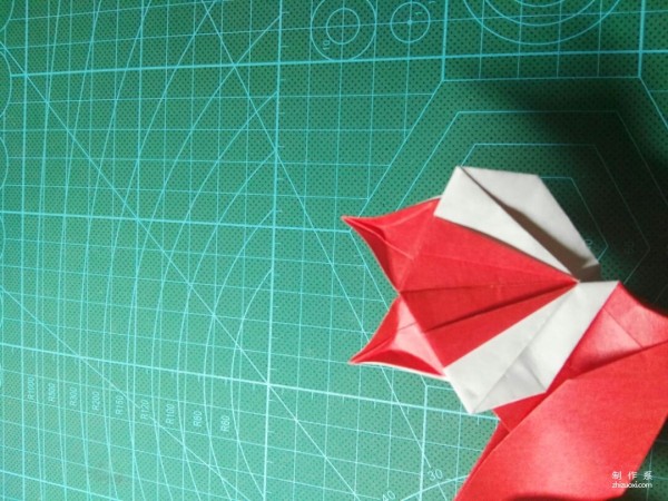 Illustrated tutorial on the origami method of the cute little fox