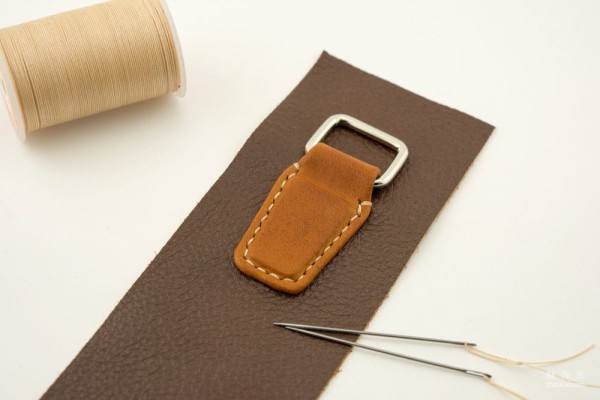 Details in the production process of handmade leather goods: processing of wrapping and binding