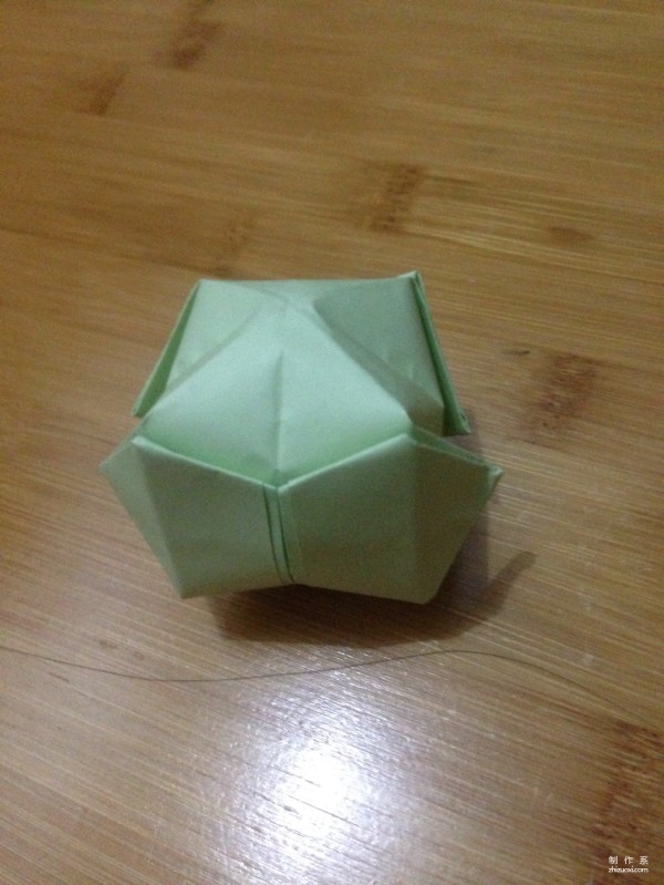 Illustrated tutorial on the manual origami method of paper balls