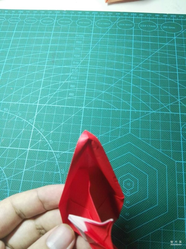 Illustrated tutorial on the origami method of the cute little fox