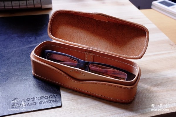 Koma sewing glasses case