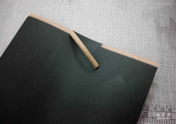 One of the methods of making handmade leather goods bulging: trimming the edges to make bulging