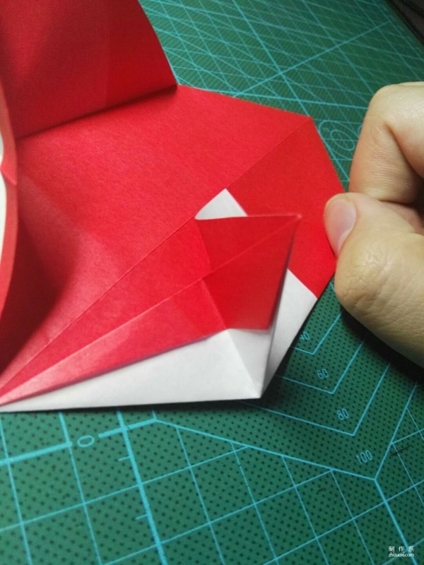 Illustrated tutorial on the origami method of the cute little fox