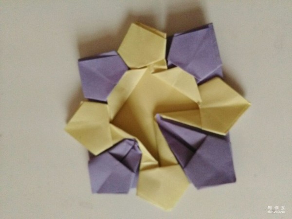 Very simple origami tutorial with beautiful blue paper flowers.