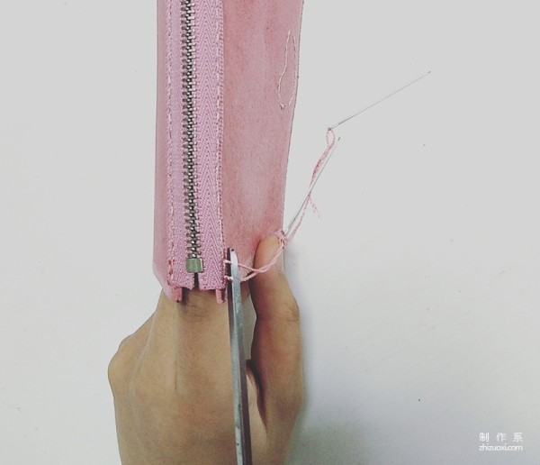 Make a magic zipper clutch