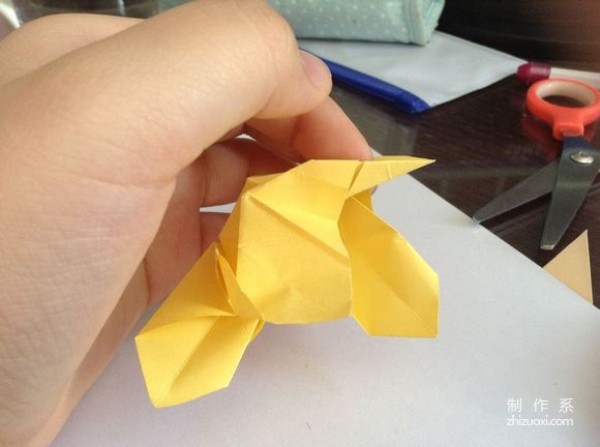 How to make origami roses with colored paper rolls