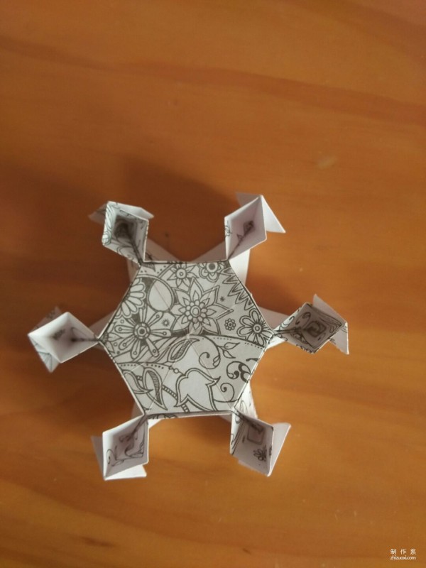 Simple and beautiful hand-made origami method of snowflake carton