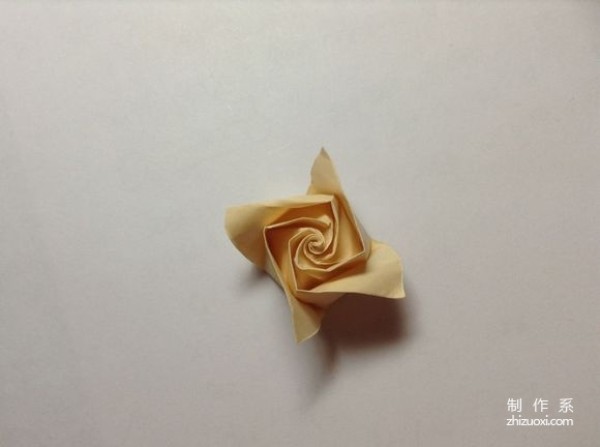 How to make origami roses with colored paper rolls