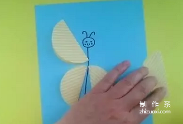 Simple DIY method for children to make butterfly patterns by hand