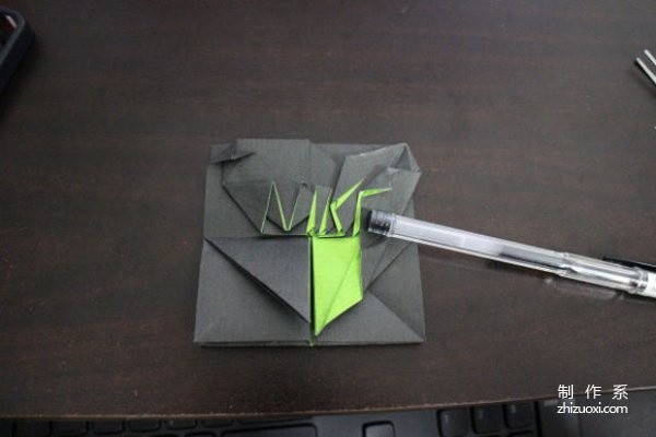 A very creative graphic tutorial on origami Nike logo