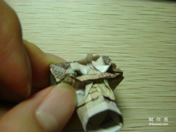 Illustrated tutorial for DIY handmade origami camera toys using RMB or US dollar banknotes