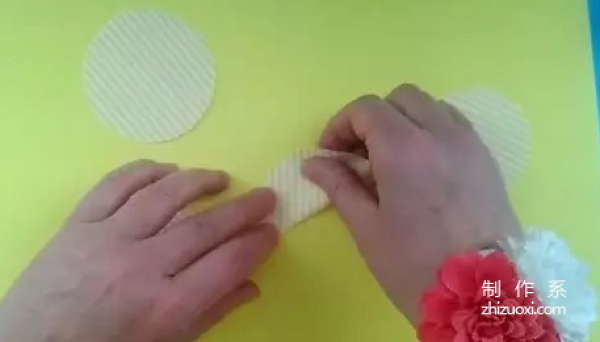 Simple DIY method for children to make butterfly patterns by hand