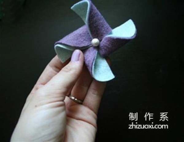 Tutorial on how to make a windmill by hand using non-woven fabrics. The result is quite beautiful.