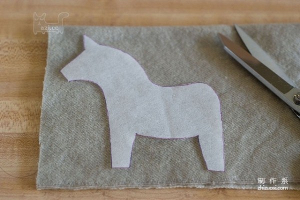 Handmade fabrics teaches you the detailed steps to make beautiful and simple pony pendants