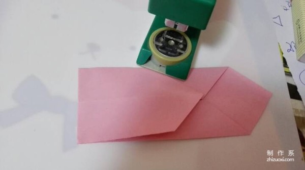 Illustration of the handmade origami method of DIY creative paper crane envelope