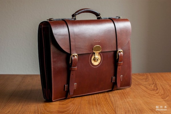 Classic leather briefcase with accordion side panels