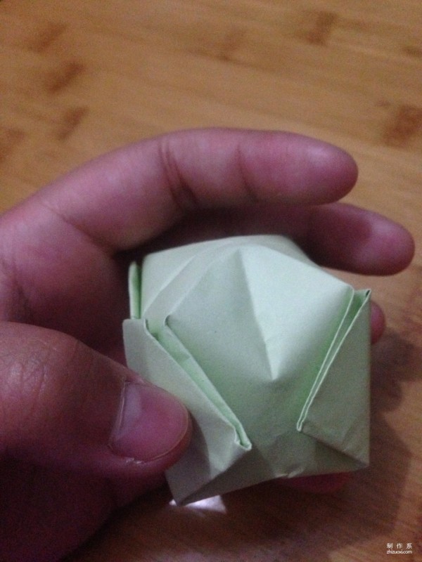 Illustrated tutorial on the manual origami method of paper balls