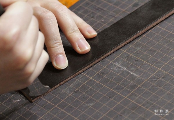 Make a bridle leather belt using an acrylic belt ruler