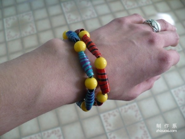 Illustration of how to make DIY creative bracelets using colored insulating tape