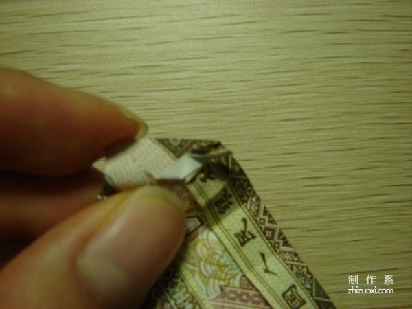 Illustrated tutorial for DIY handmade origami camera toys using RMB or US dollar banknotes