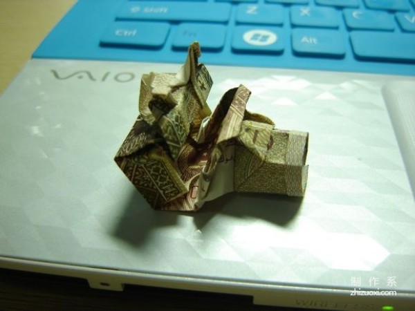 Illustrated tutorial for DIY handmade origami camera toys using RMB or US dollar banknotes