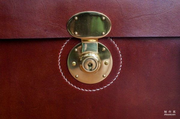 Classic leather briefcase with accordion side panels