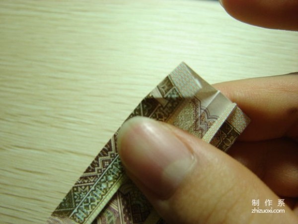 Illustrated tutorial for DIY handmade origami camera toys using RMB or US dollar banknotes