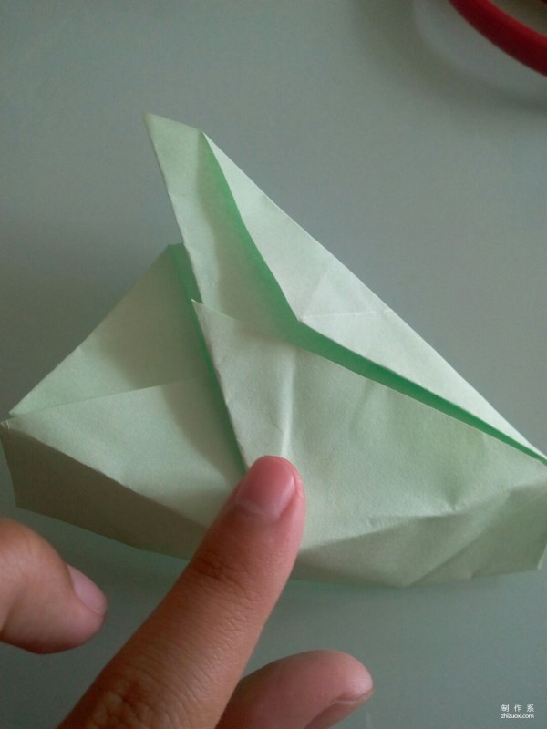 Illustrated tutorial on the manual origami method of angular paper boxes