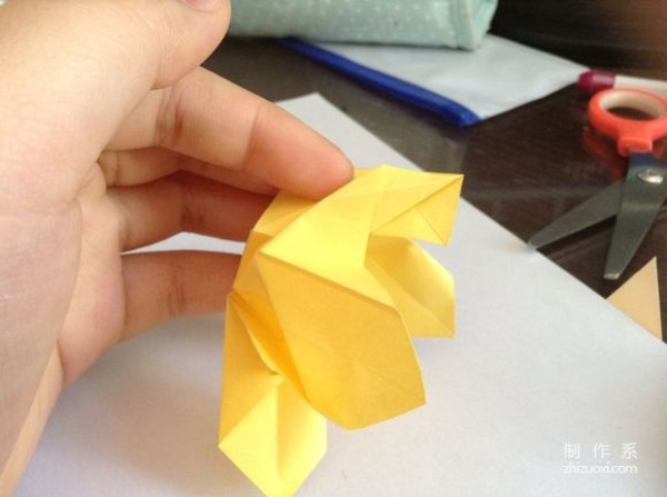 How to make origami roses with colored paper rolls