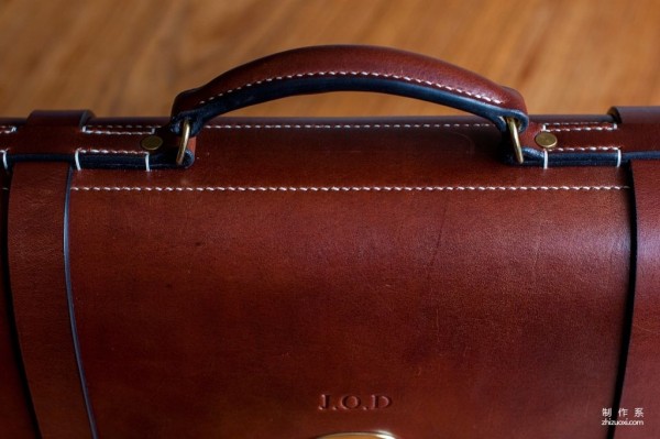 Classic leather briefcase with accordion side panels