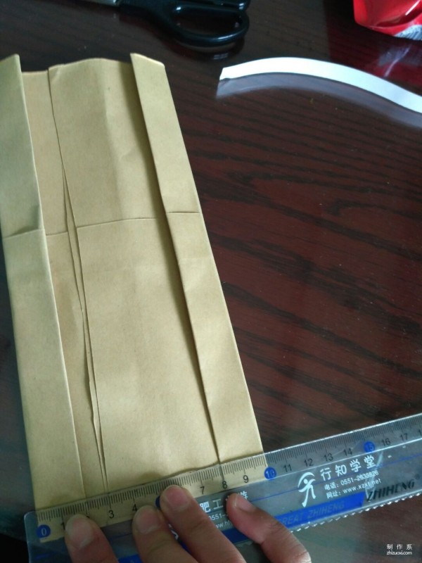 Illustration of the manual origami method of kraft paper packaging bags