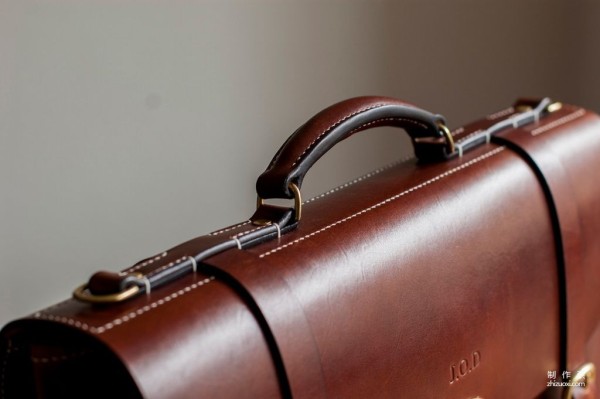 Classic leather briefcase with accordion side panels