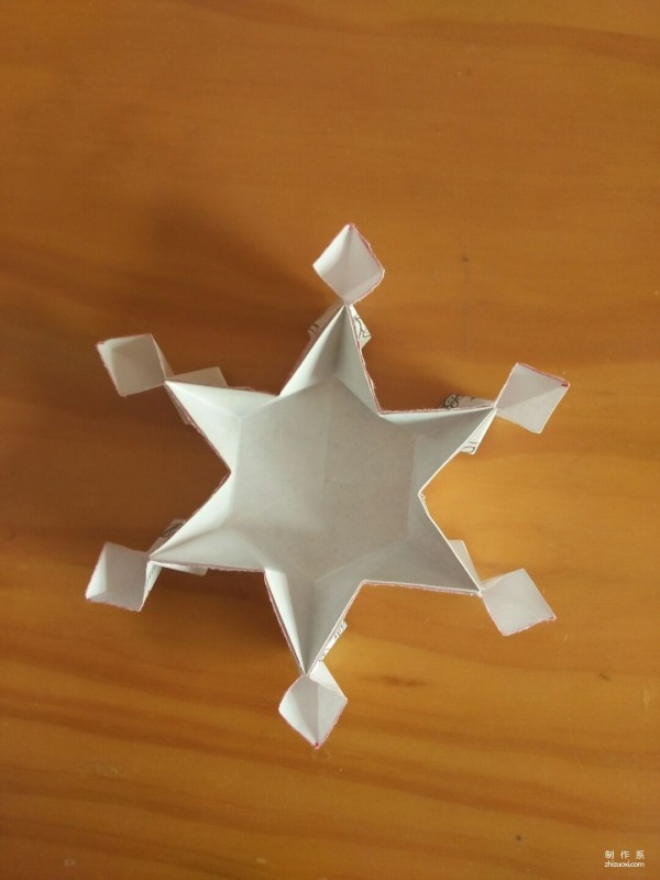 Simple and beautiful hand-made origami method of snowflake carton