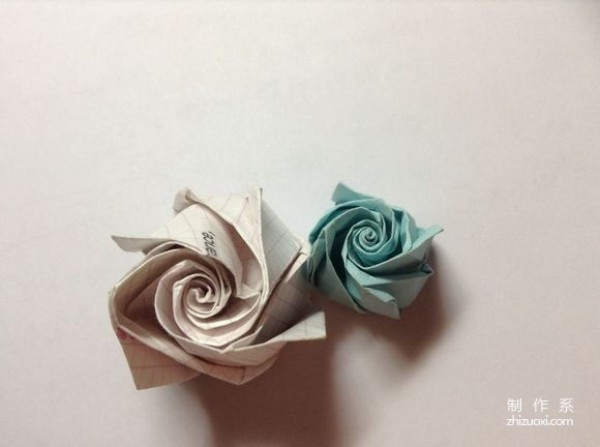 How to make origami roses with colored paper rolls