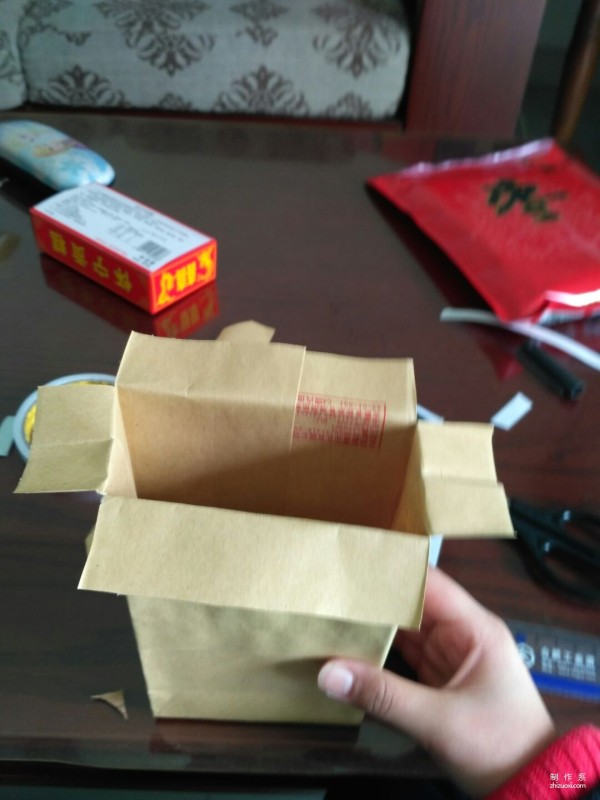 Illustration of the manual origami method of kraft paper packaging bags