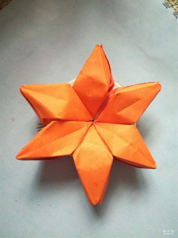 Simple hand-made origami method for children to make a three-dimensional hexagonal star