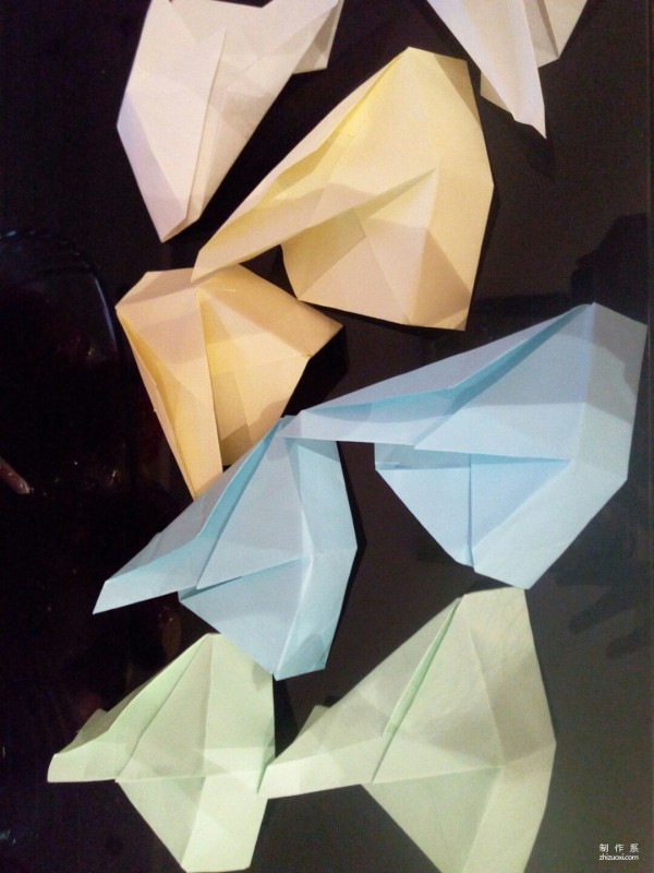 Illustrated tutorial on the manual origami method of angular paper boxes