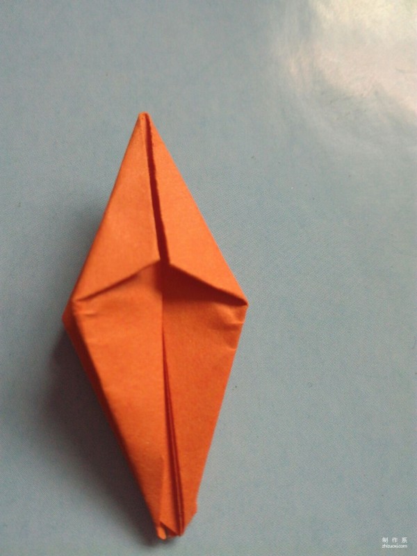 Simple hand-made origami method for children to make a three-dimensional hexagonal star